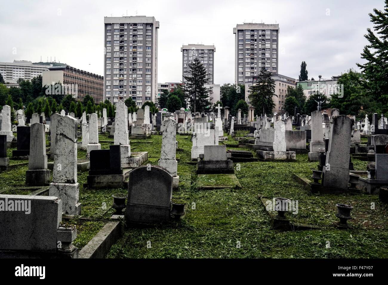 Friedhöfe sind fast überall in der Nähe von Wohnungen und Häusern hier in Sarajevo Centar mag. Stockfoto