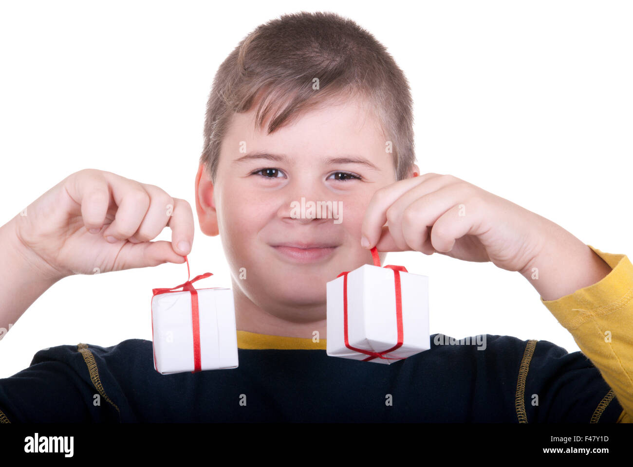 Junge hält Geschenke Stockfoto