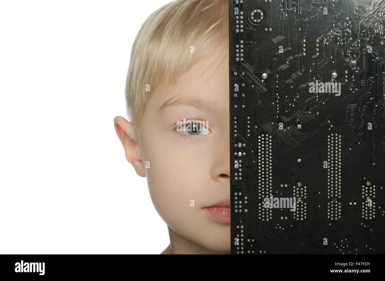 Kleiner junge halb geschlossen Motherboard Stockfoto