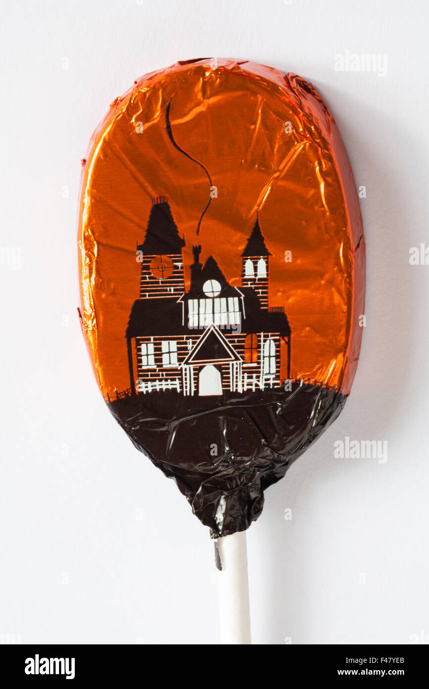 M&S spooky Schokolade lolly Folie umwickelt mit haunted castle Design bereit für Halloween auf weißem Hintergrund Stockfoto