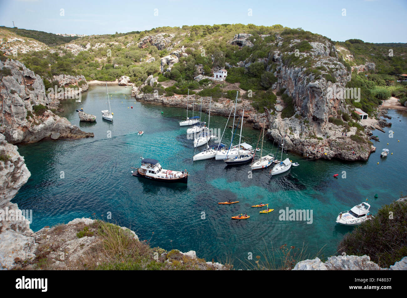 Segelyachten ankern in einsamen felsigen Bucht Calas Buchten auf der Insel Menorca Spanien Stockfoto