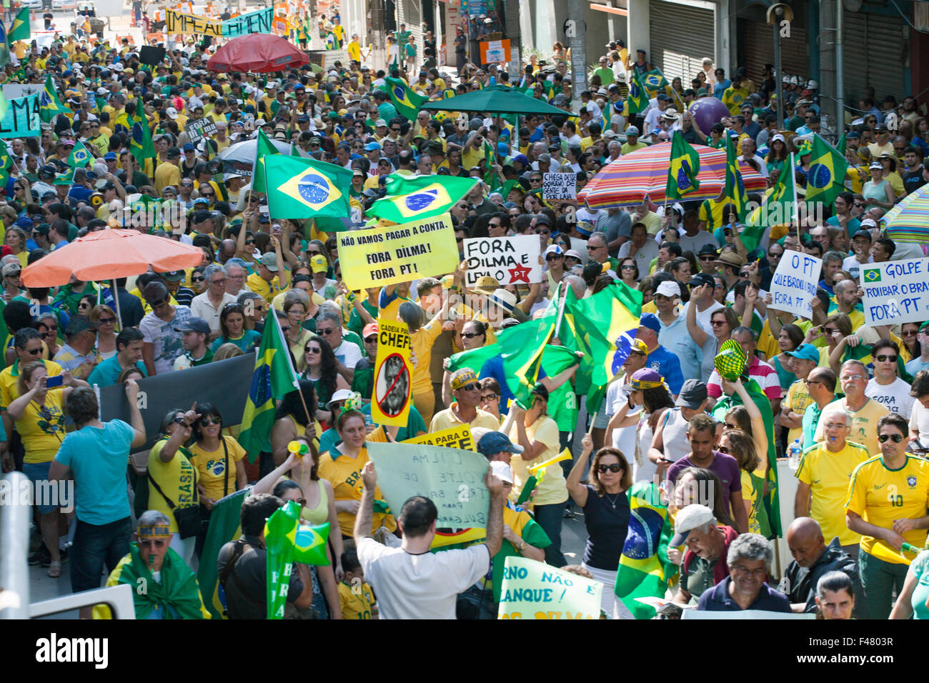 Proteste gegen die Regierung in Brasilien, bitte um Dilma Roussefs Anklage über Korruptionsskandale, steigende Inflation und Krise Stockfoto