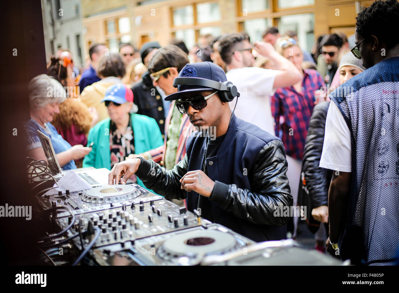 DJ mischen von Musik auf Record Store Day in London Stockfoto