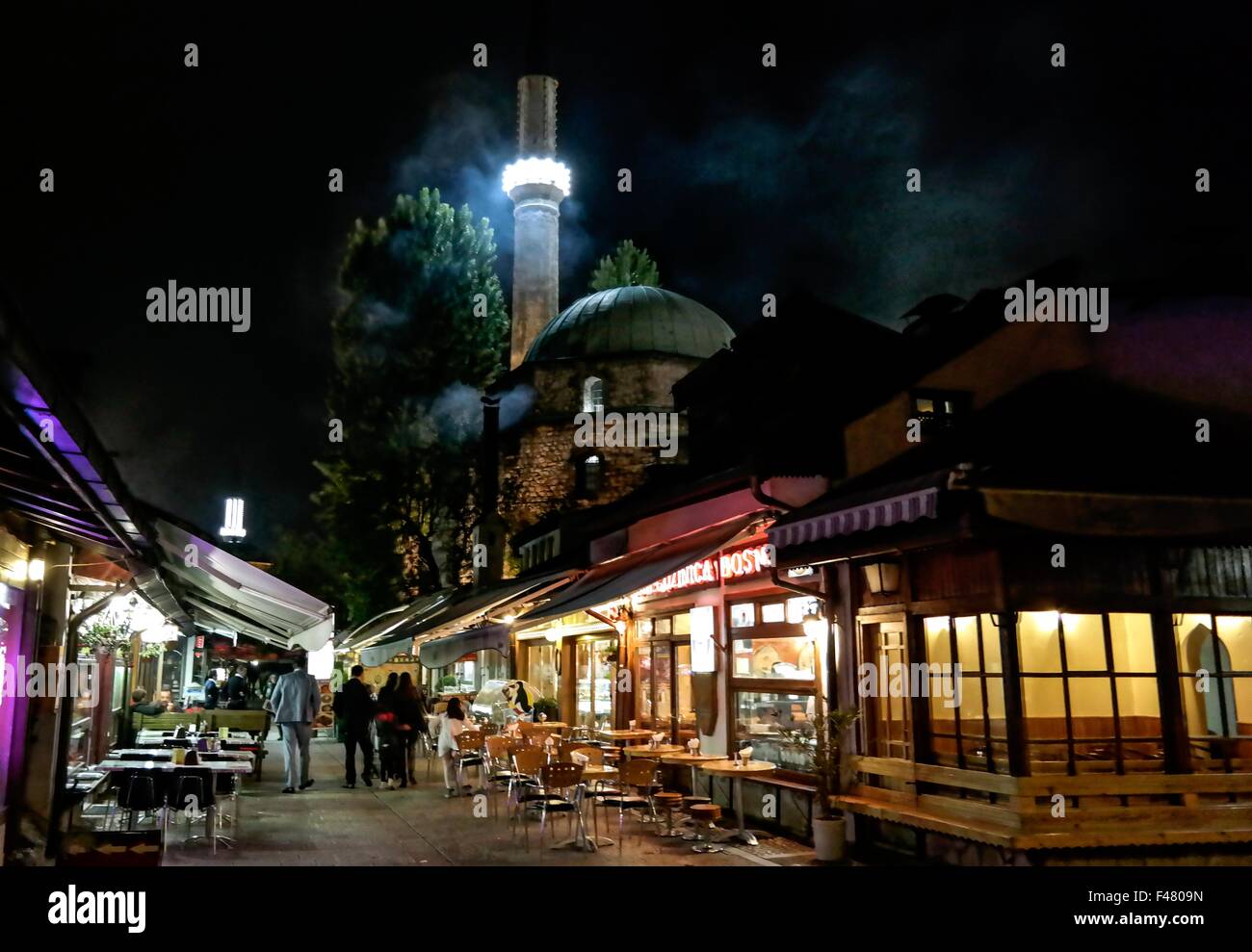 Die Baščaršijska Džamija in Sarajevo in der Nacht. Stockfoto