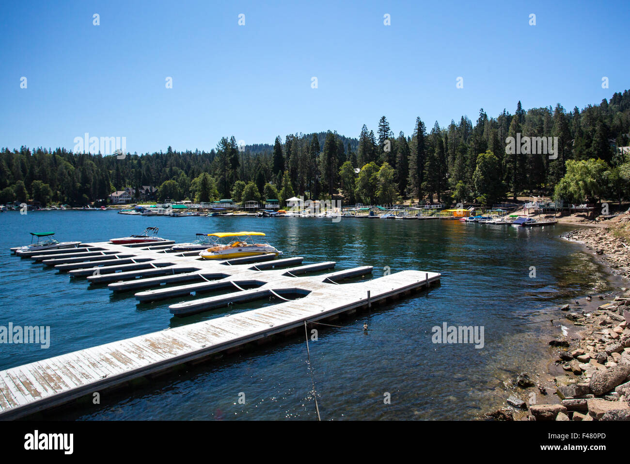 Lake Arrowhead mit Boote vertäut an einem heißen Sommertag in der Nähe von Los Angeles, Kalifornien, USA Stockfoto