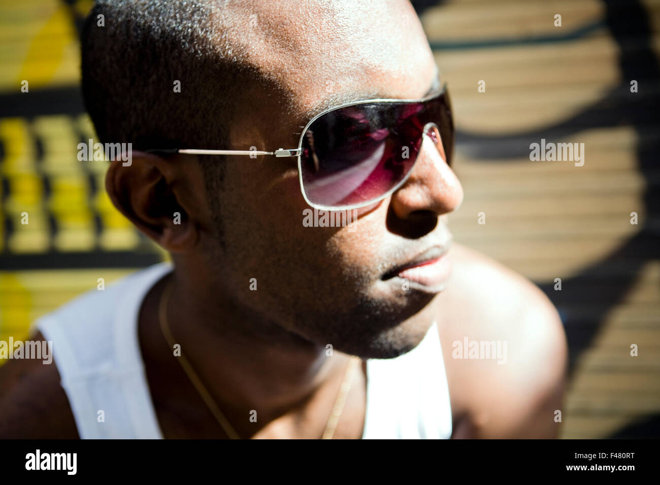 Porträt eines Mannes mit Sonnenbrille, Großbritannien. Stockfoto