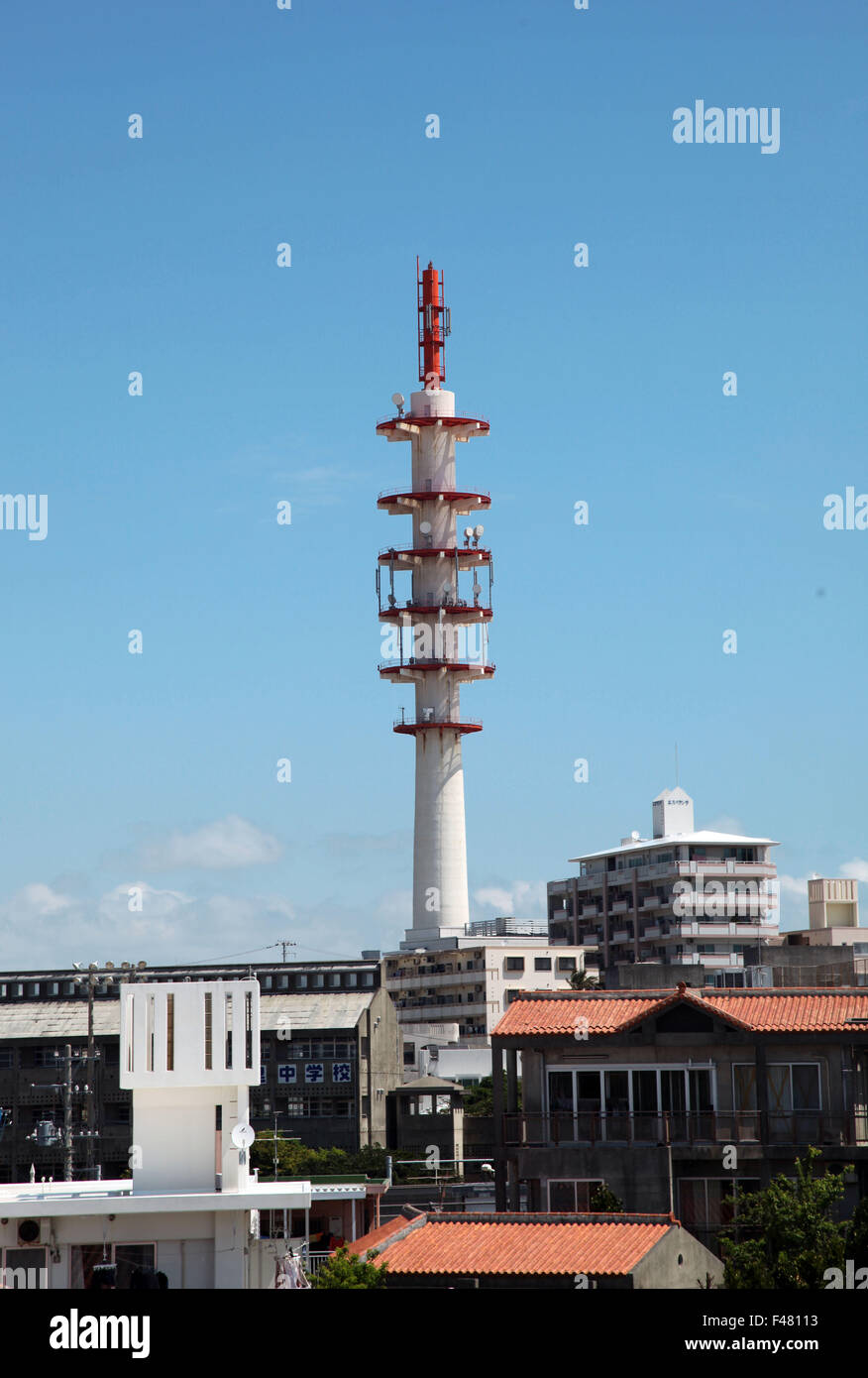 Es ist ein Foto von einem Medienturm in Okinawa Insel in Naha City. Es ist für den Empfang von TV und Telefon Netzwerk Stockfoto
