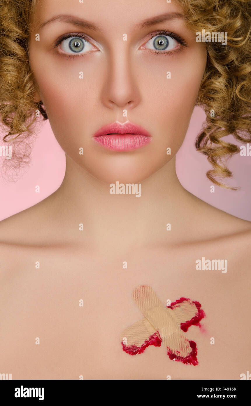 Frau mit einem Pflaster und offenen Augen Stockfotografie - Alamy
