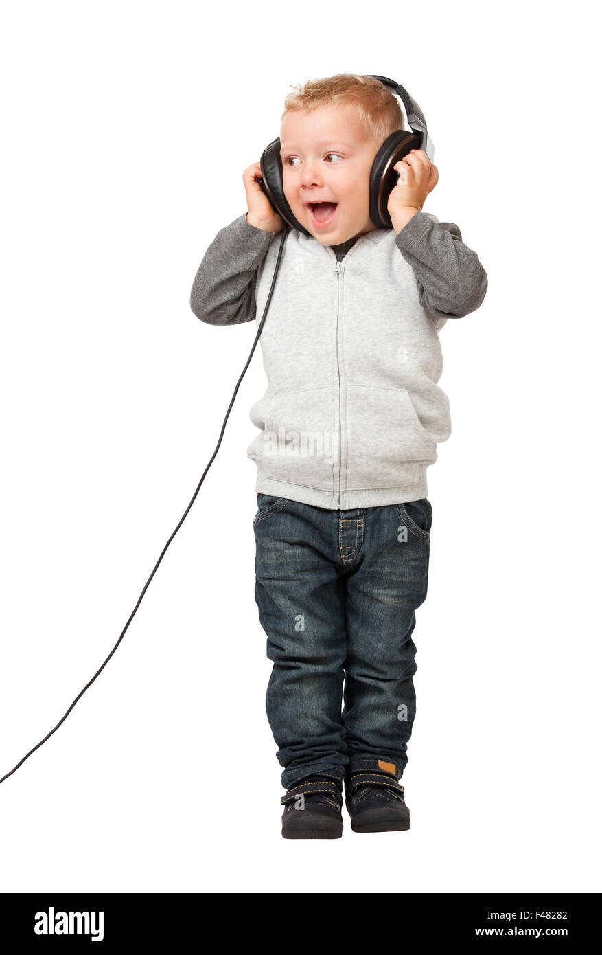kleines Kind mit Kopfhörer auf weiß Stockfoto