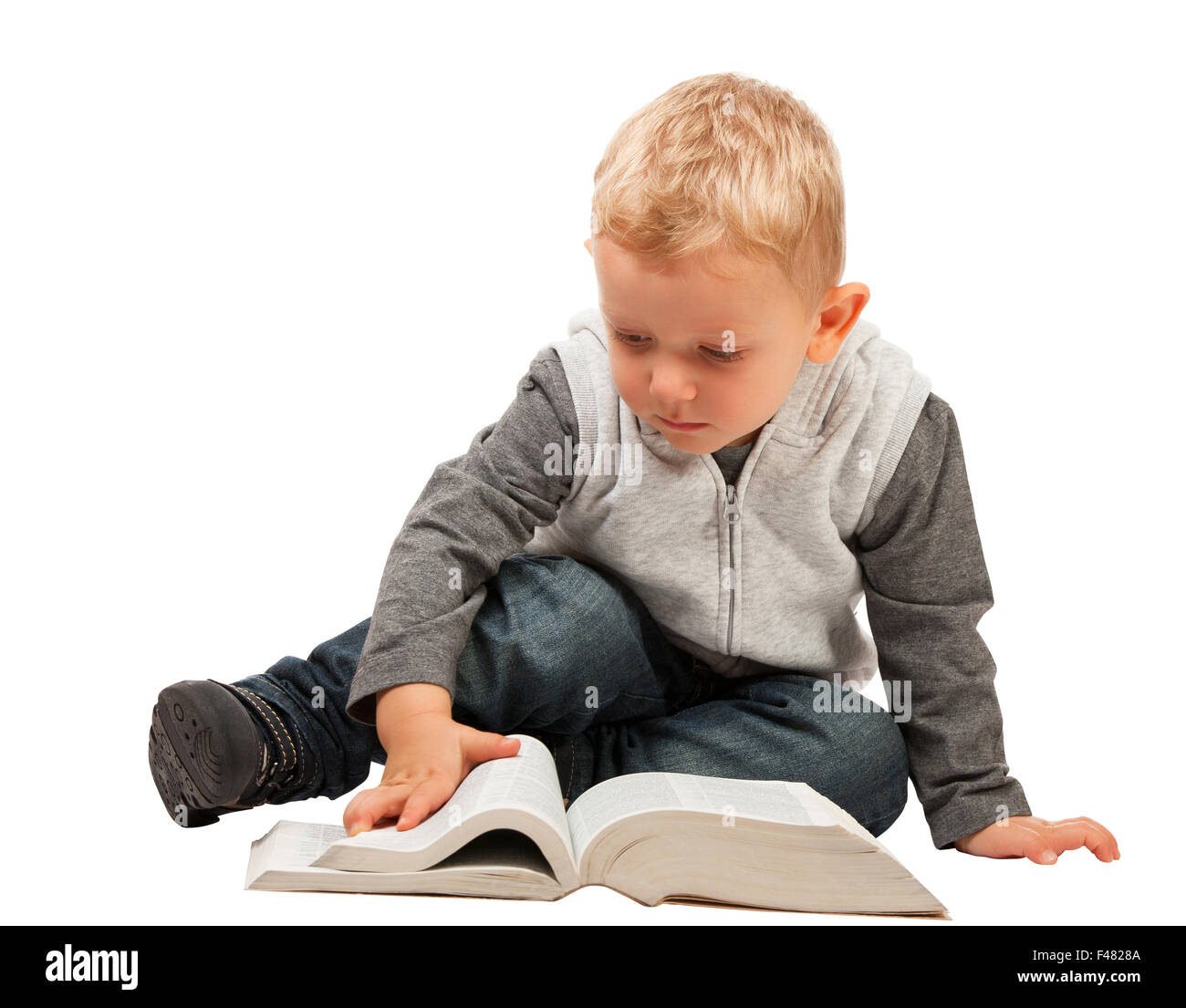 kleines Kind versuchen, ein Buch zu lesen Stockfoto