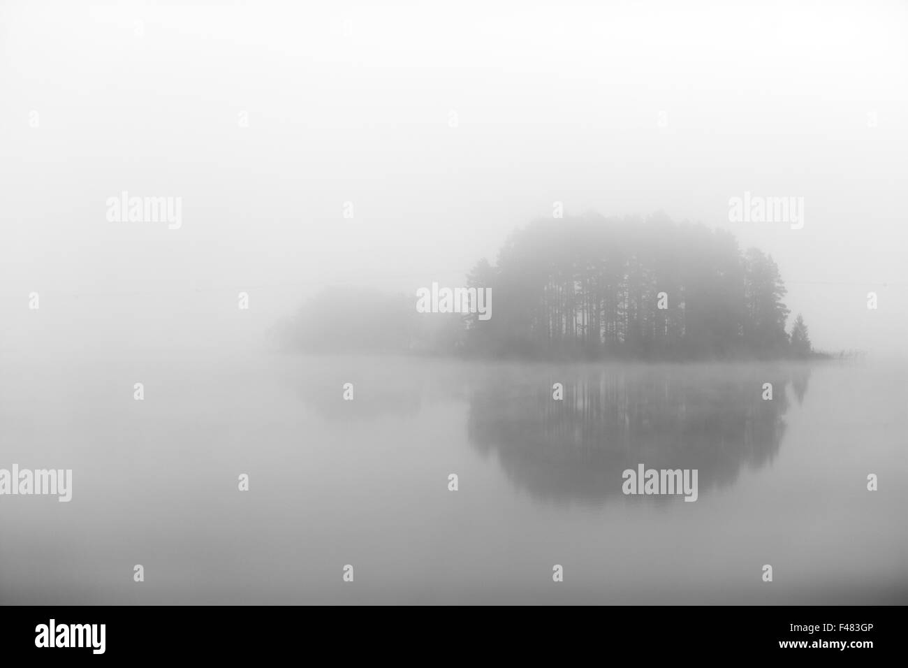 Eine Insel eingehüllt in Nebel, Schweden. Stockfoto