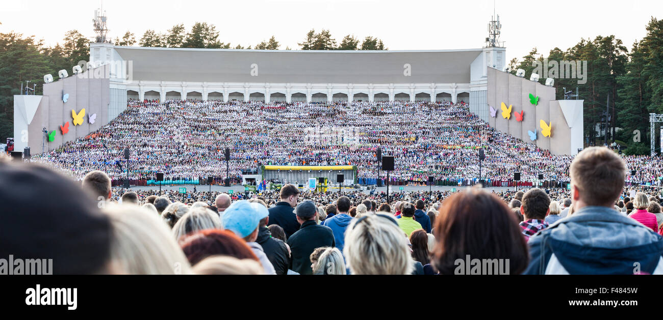RIGA, Lettland - 12. Juli 2015: Die lettische nationale Lied und Tanz Festival Grand Finale Konzert. Blick auf mass Choir aus spectat Stockfoto