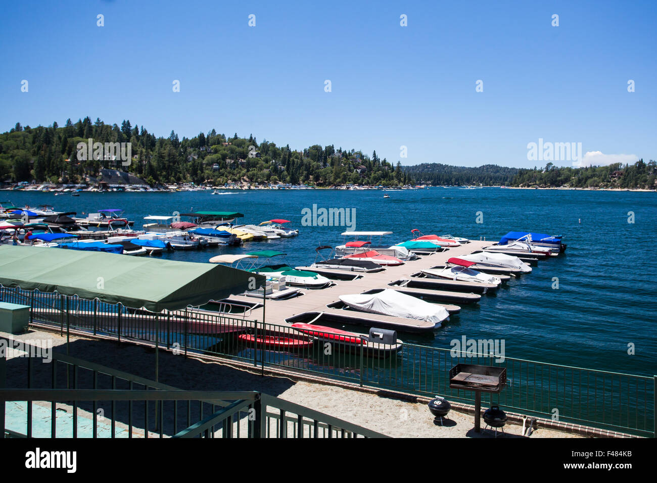 Lake Arrowhead mit Boote vertäut an einem heißen Sommertag in der Nähe von Los Angeles, Kalifornien, USA Stockfoto