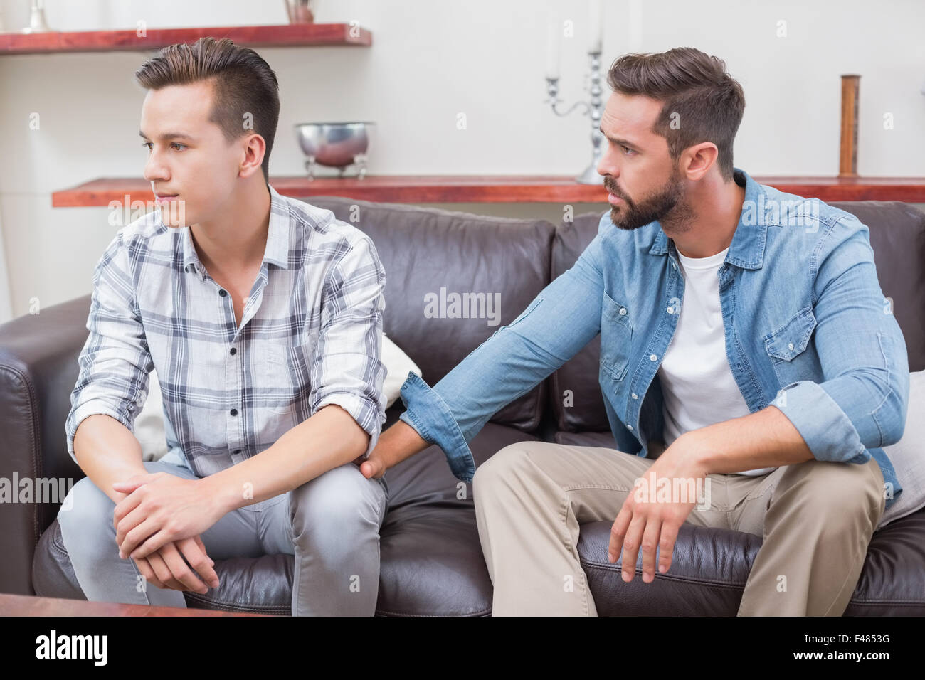 Hilfsbereit homosexuelles Paar Männer streiten Stockfoto