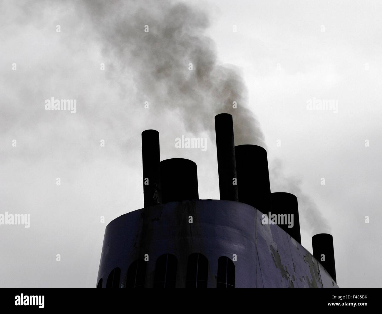 AJAXNETPHOTO. AUF HOHER SEE, ENGLISCHER KANAL. -DIESELABGASE - SCHIFF TRICHTER MOTOR-ABGAS-EMISSIONEN AUF PASSAGE ÜBER KANAL. FOTO: JONATHAN EASTLAND/AJAX REF: D152906 5375 Stockfoto