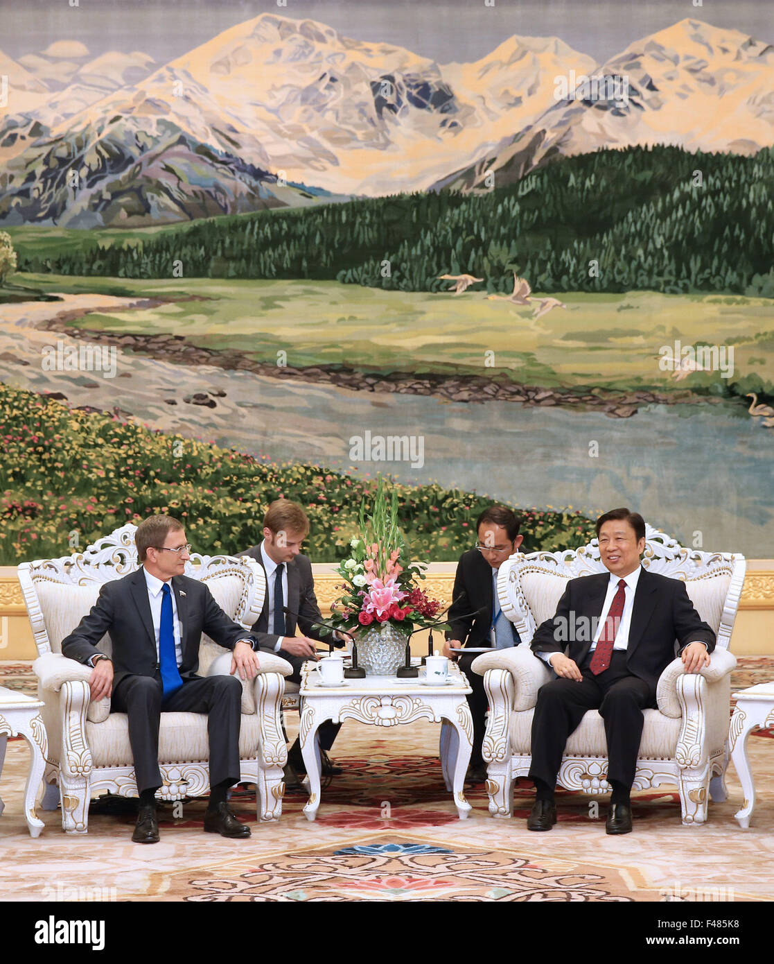 Peking, China. 15. Oktober 2015. Chinesisch-Vizepräsident Li Yuanchao trifft sich mit Nikolai Levichev, stellvertretender Vorsitzender der Staatsduma Russlands, in Peking, China, 15. Oktober 2015. © Pang Xinglei/Xinhua/Alamy Live-Nachrichten Stockfoto