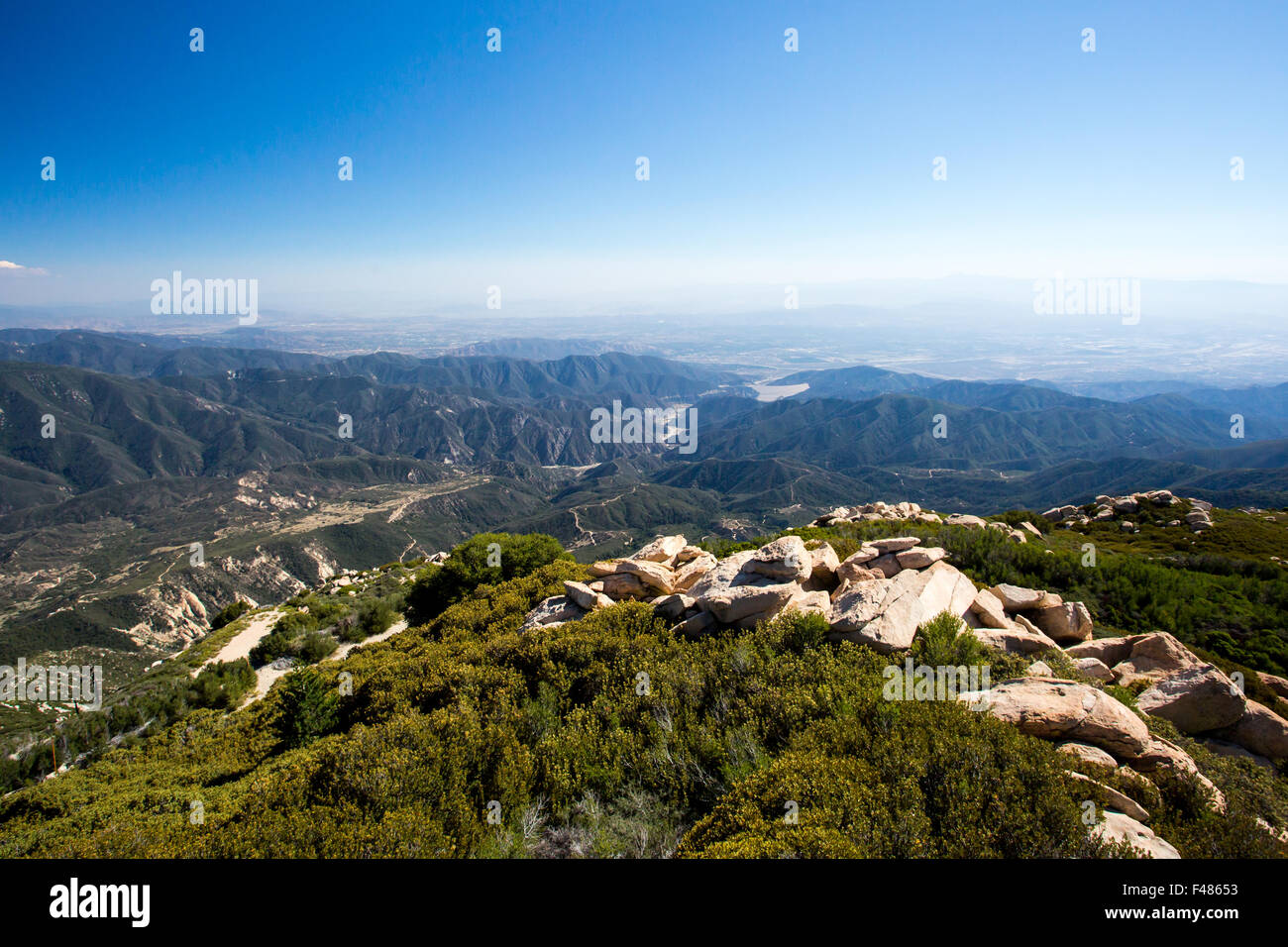 Die Aussicht vom Keller Peak Beobachtungshäuschen an einem heißen Sommertag in der Nähe von Los Angeles, Kalifornien, USA Stockfoto
