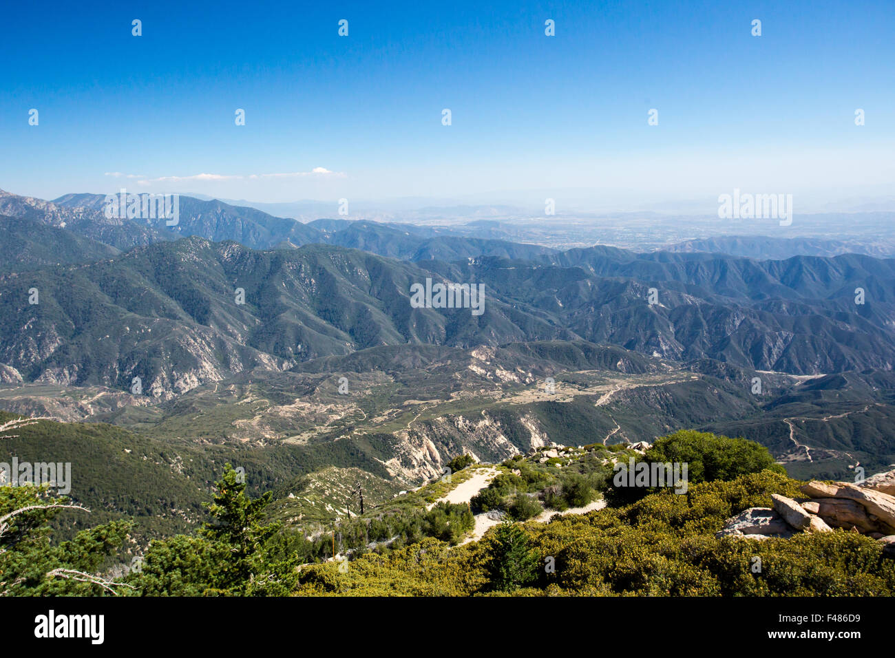 Die Aussicht vom Keller Peak Beobachtungshäuschen an einem heißen Sommertag in der Nähe von Los Angeles, Kalifornien, USA Stockfoto
