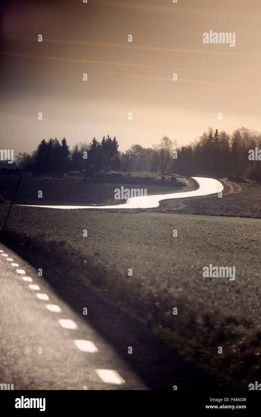 Straße in der Dämmerung, Schweden. Stockfoto