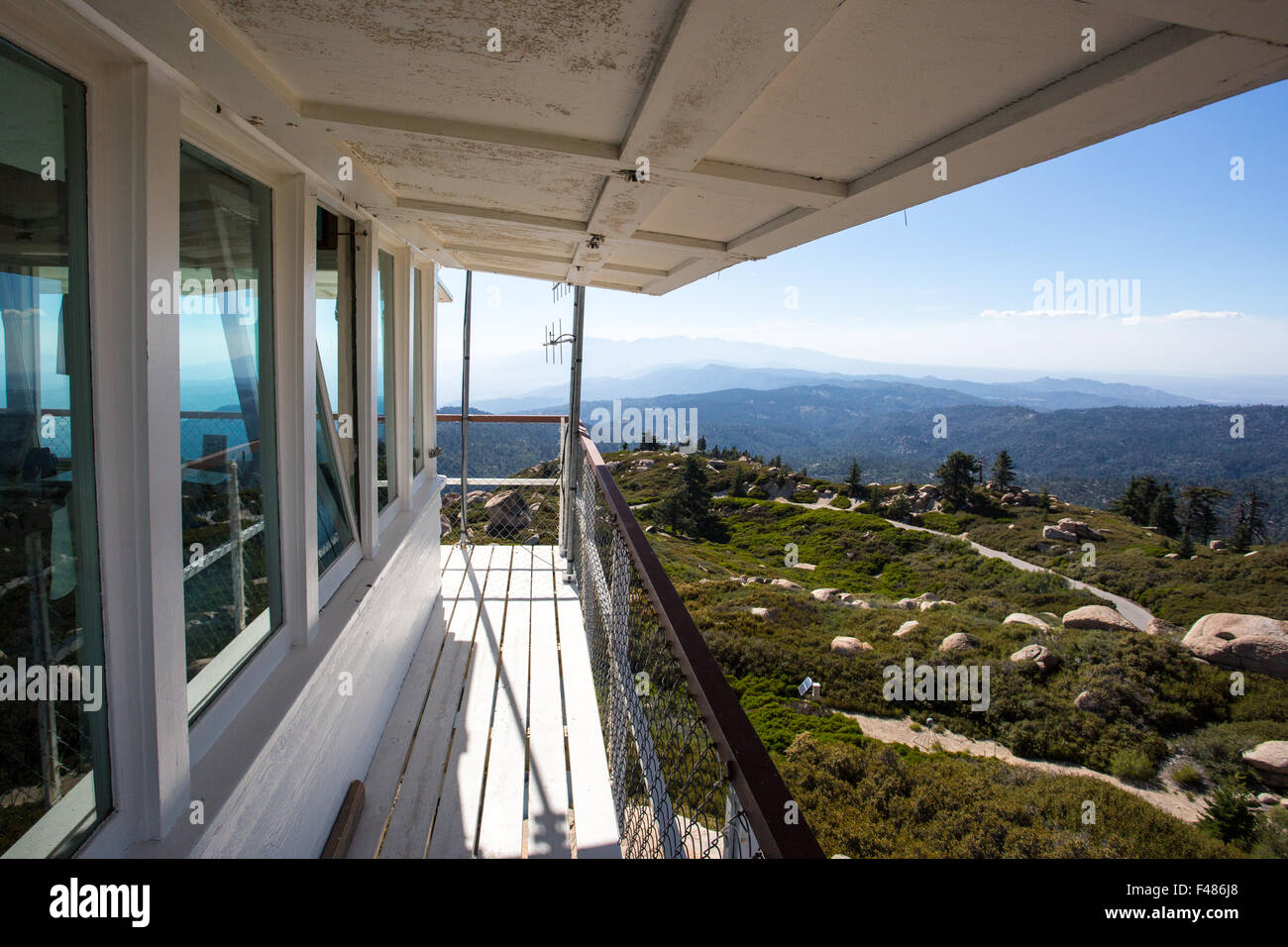 Die Aussicht vom Keller Peak Beobachtungshäuschen an einem heißen Sommertag in der Nähe von Los Angeles, Kalifornien, USA Stockfoto