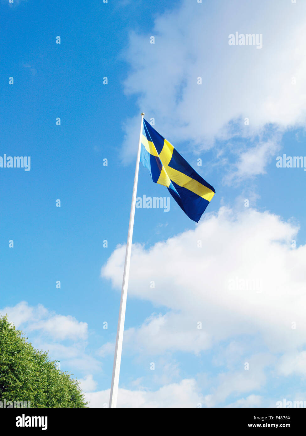 Die schwedische Flagge vor einem blauen Himmel, Schweden. Stockfoto