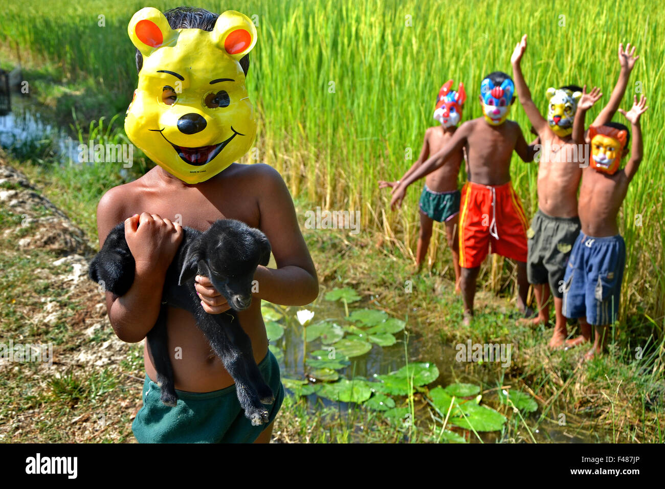 Freundschaft - erfreuen sich die abgelegenen Dorf-Kinder auf der grünen Wiese Paddy. Stockfoto