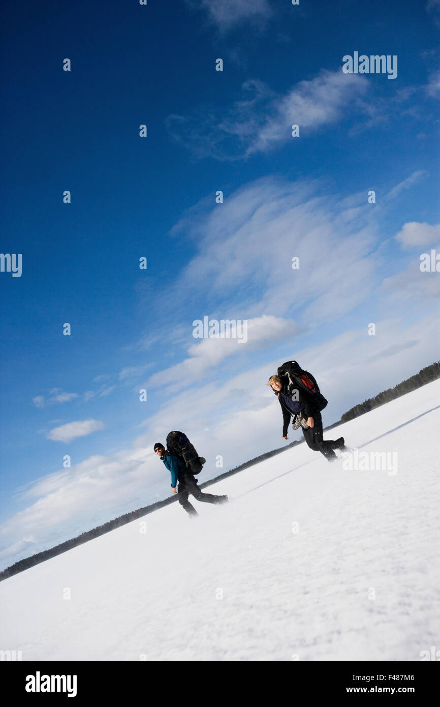 Zwei Personen auf einer Bergtour, Schweden. Stockfoto
