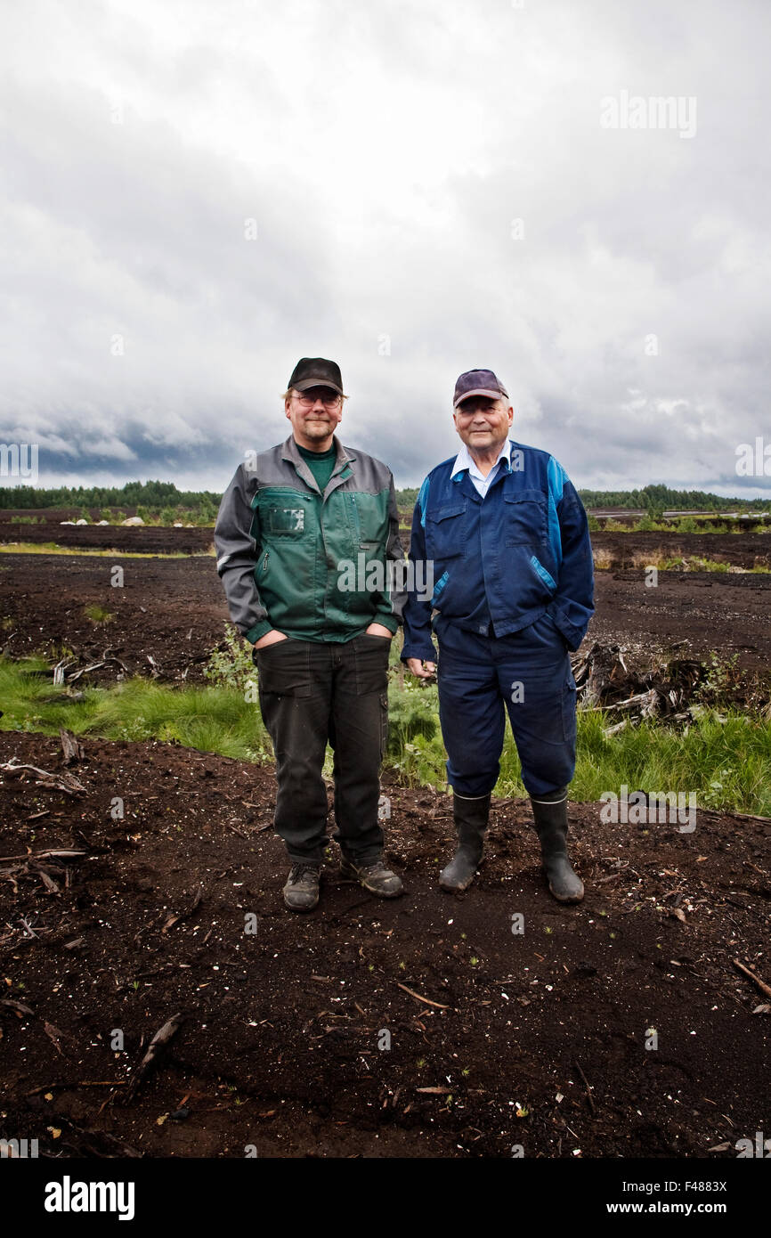 Porträt von zwei Männern auf einem Feld, Finnland. Stockfoto