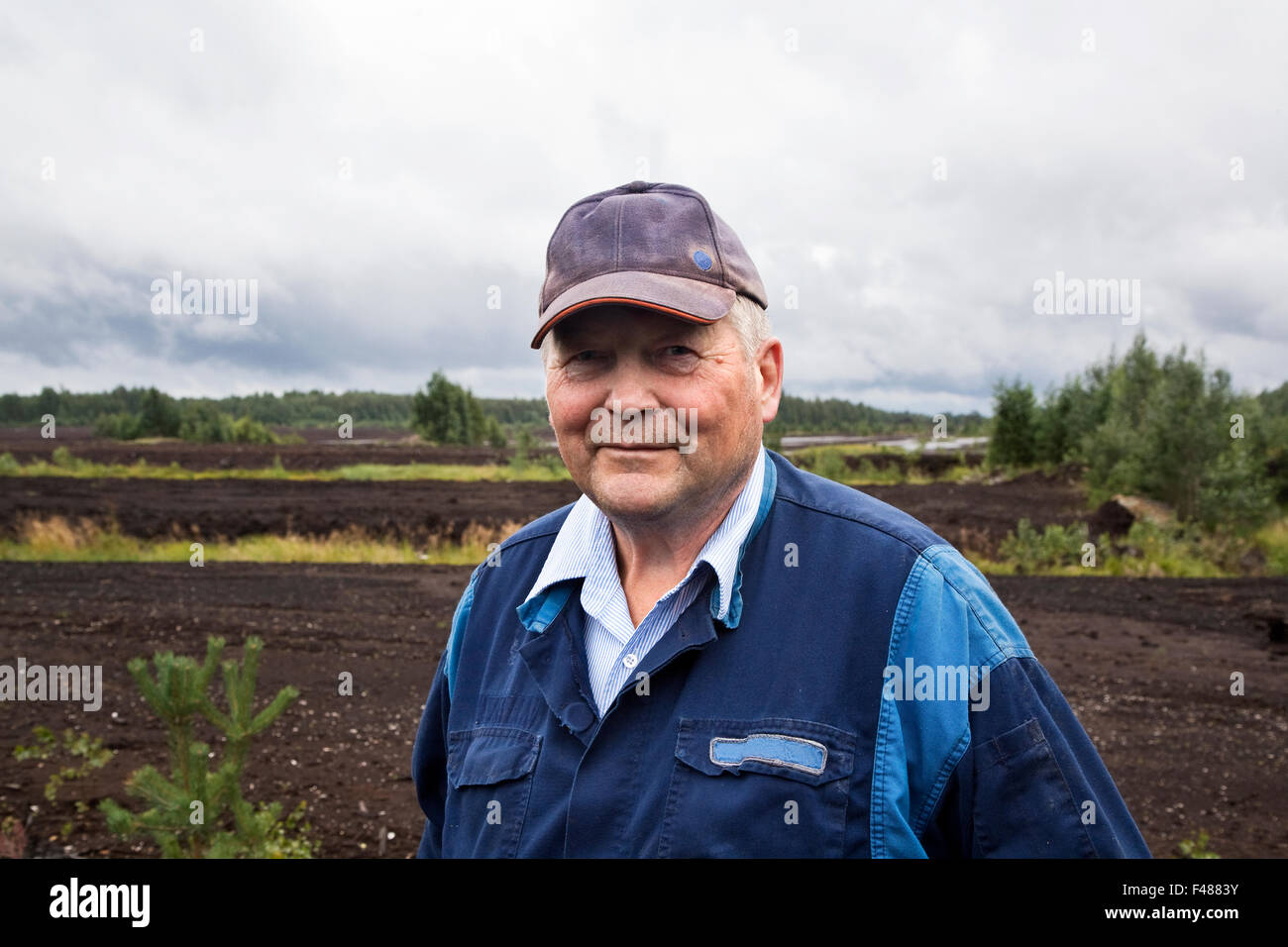 Porträt eines Mannes auf einem Feld, Finnland. Stockfoto