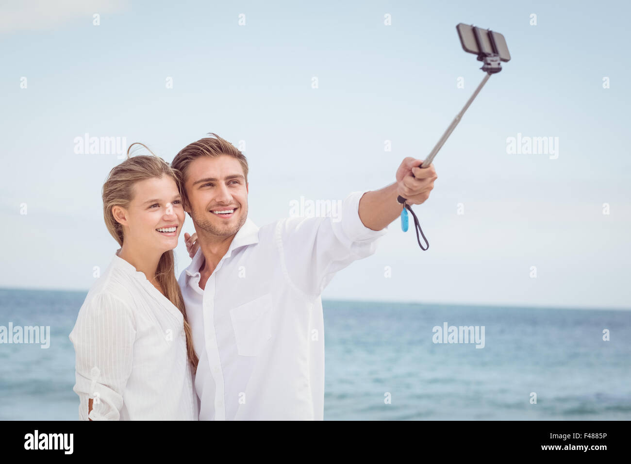 Brautpaar nehmen Selfie mit Selfie stick Stockfoto