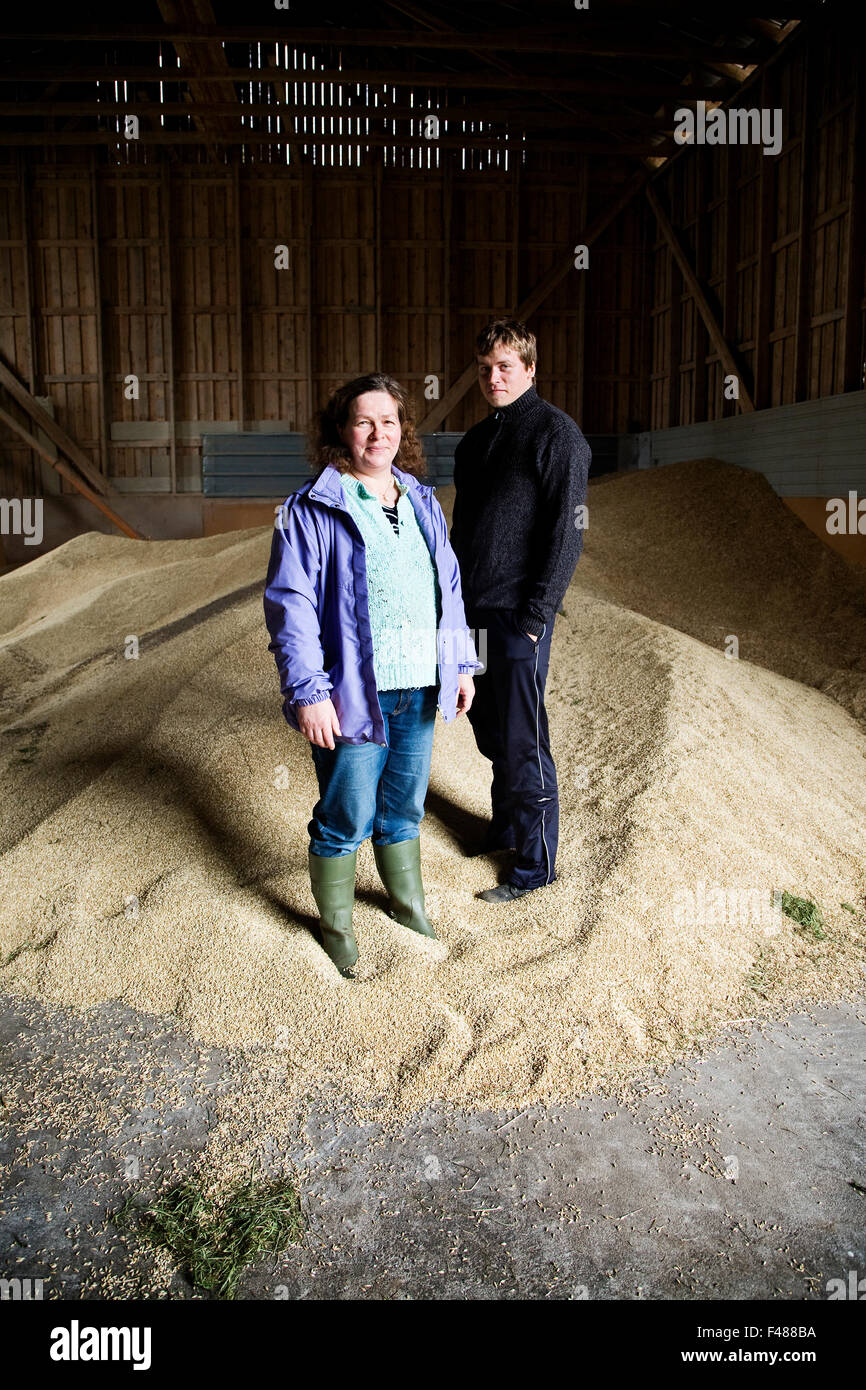 Porträt von Mutter und Sohn in einer Scheune, Finnland. Stockfoto