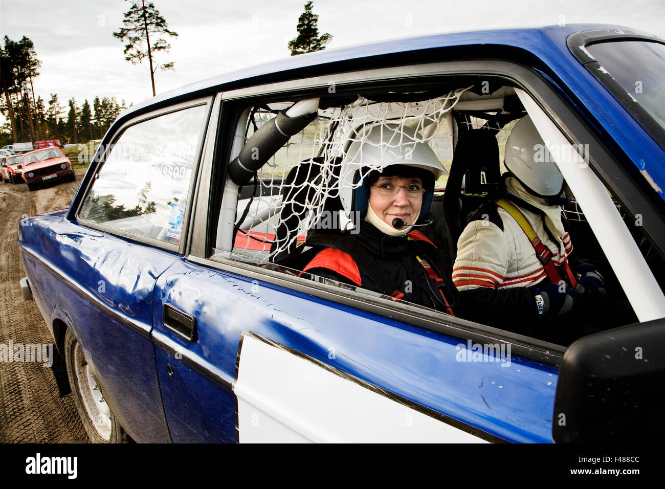 Weibliche Rallye-Flüsse in einem Auto, Schweden. Stockfoto