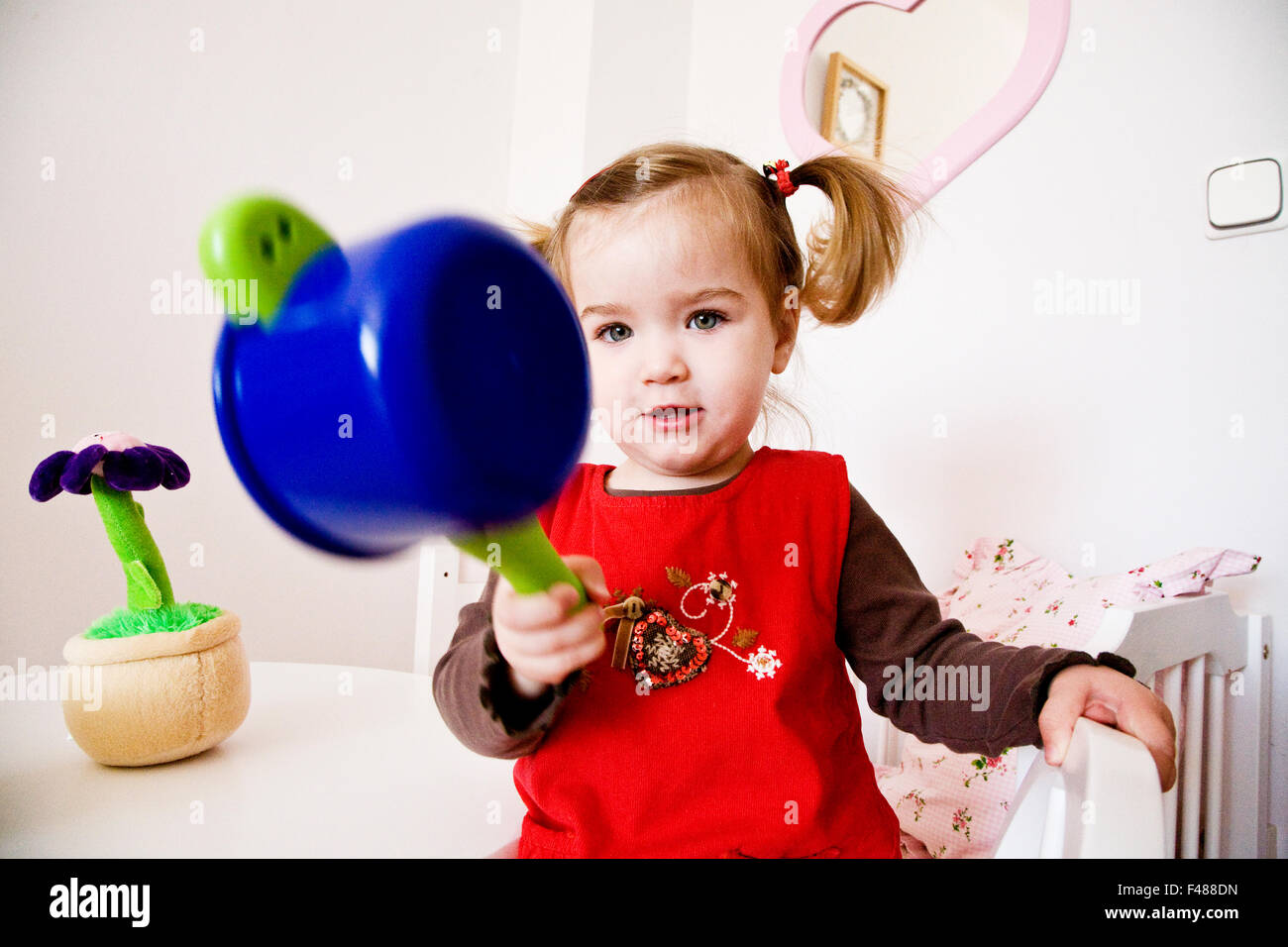 Ein kleines Mädchen spielen in ihrem Zimmer, Schweden. Stockfoto