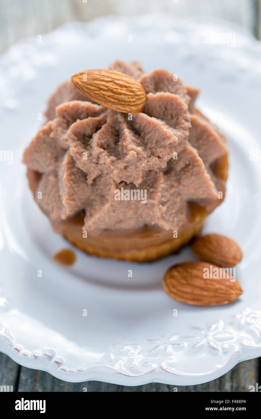 Mandel-Kuchen mit Quark-Creme. Stockfoto