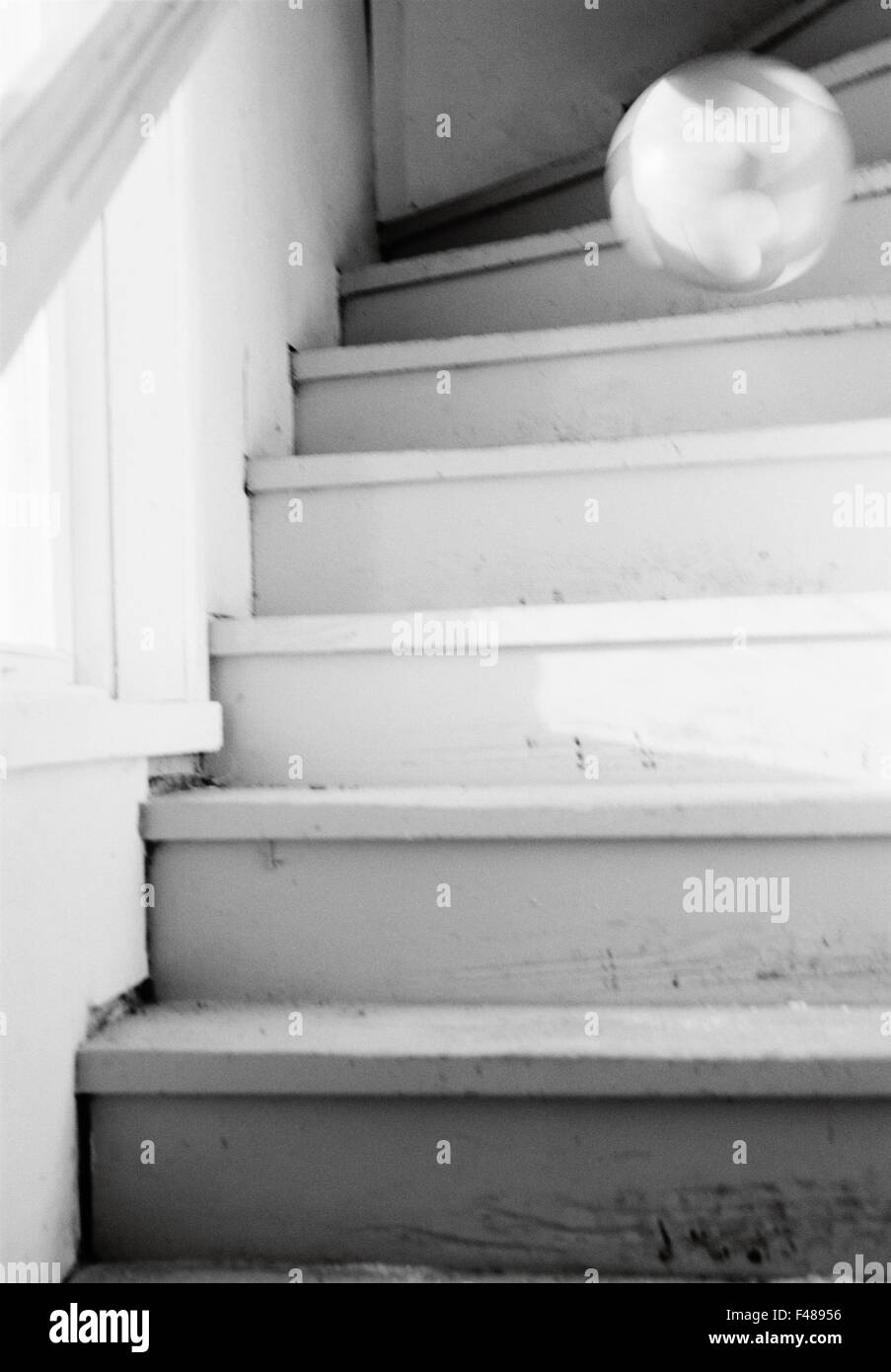 Ein Ball rollt die Treppe hinunter, Schweden. Stockfoto