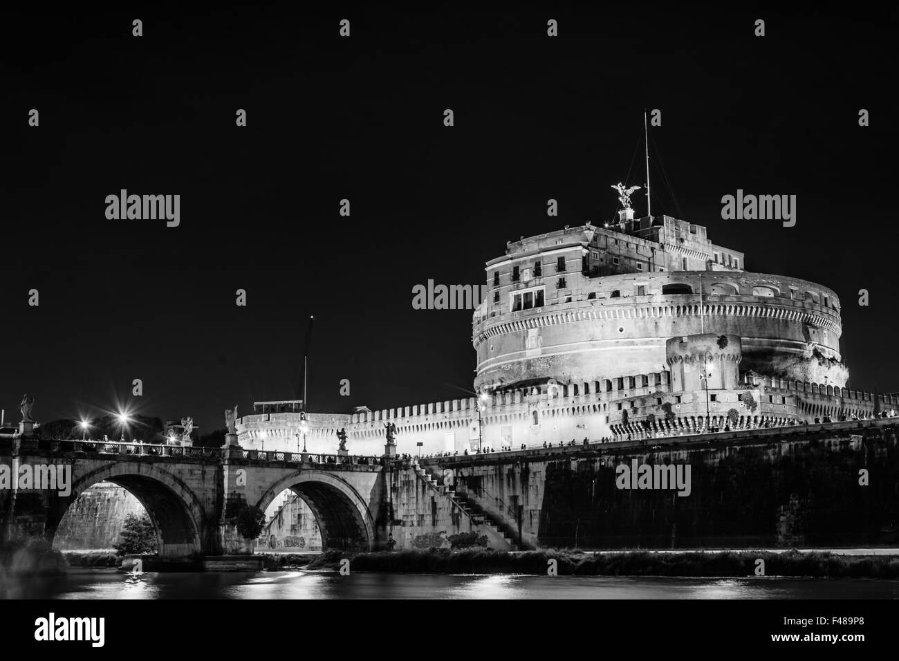 Burg von der Heiligen Engel in der Nacht in schwarz / weiß Stockfoto