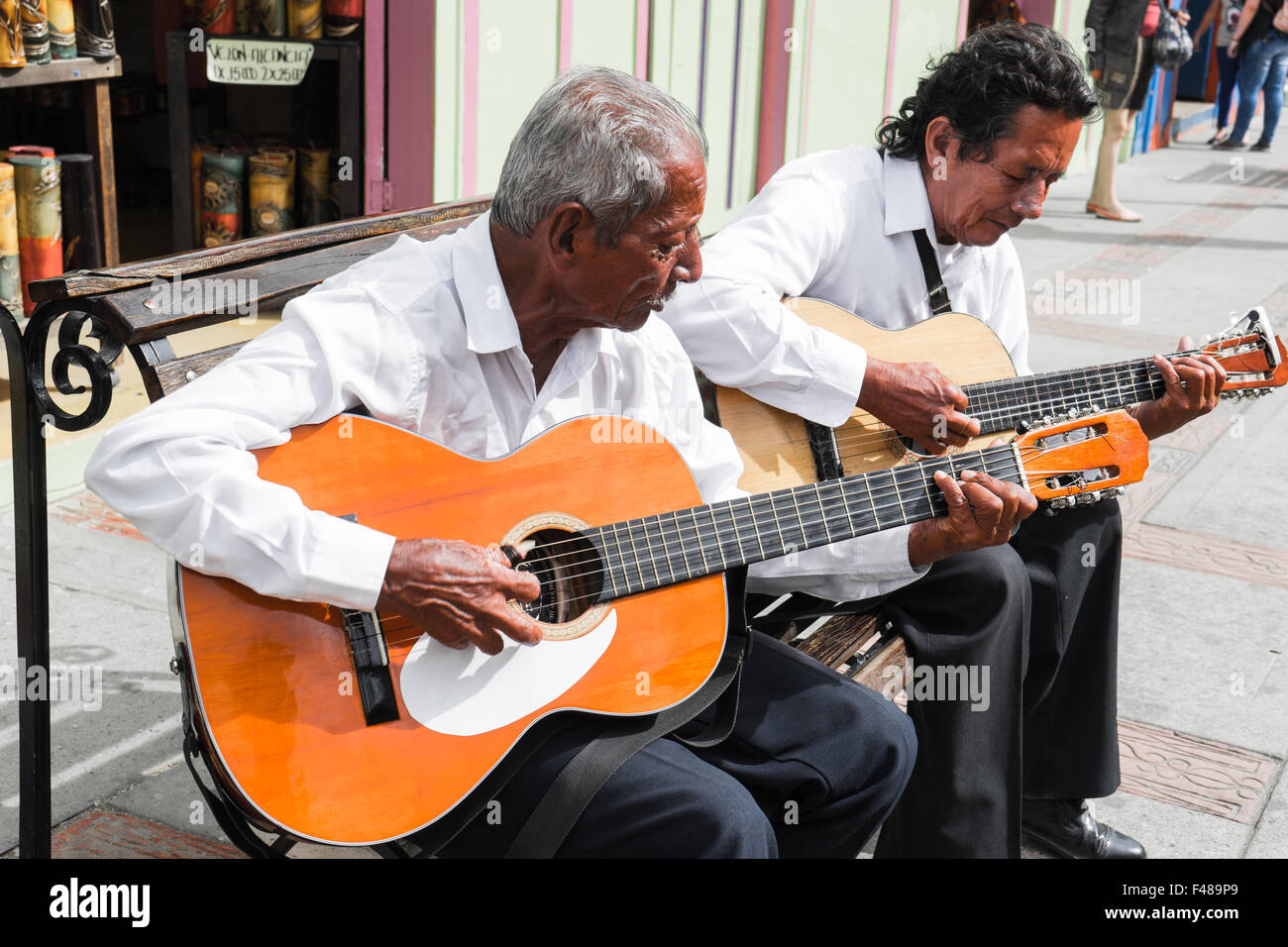 Eine alte Duo spielt traditionelle Balladen im Salento. Juni 2015. Quindio, Kolumbien. Stockfoto