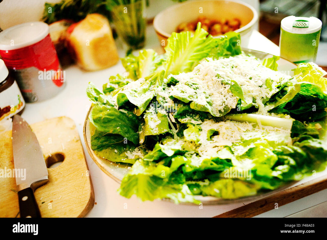 Salat mit geriebenem Parmesan, Schweden. Stockfoto