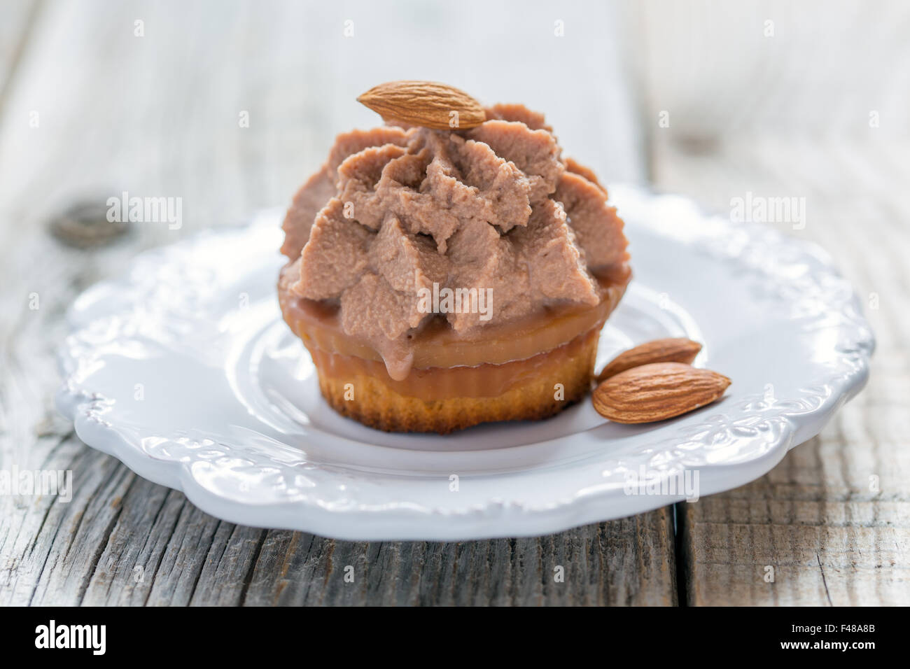 Mandel-Kuchen mit Quark-Creme und Karamell. Stockfoto