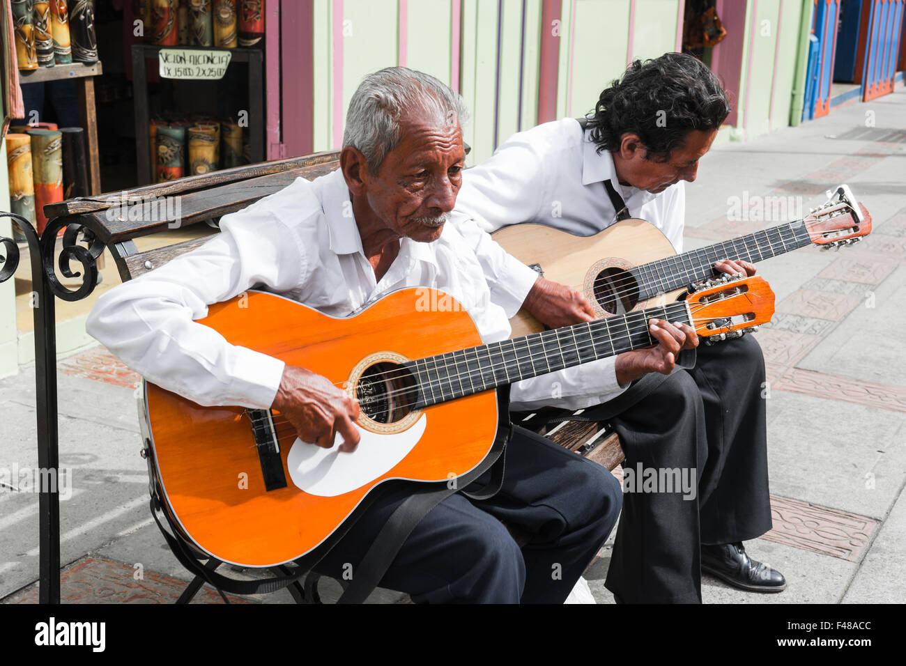 Eine alte Duo spielt traditionelle Balladen im Salento. Juni 2015. Quindio, Kolumbien. Stockfoto