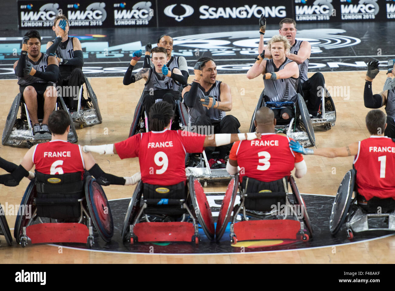 London, UK. 15. Oktober 2015. New Zealand Reform der Haka vor ihre BT-Welt Rollstuhl Rugby Challenge 2015 Spiel gegen Frankreich in der Kupfer-Box-Arena am Donnerstag, 15. Oktober 2015. Bildnachweis: Brandon Griffiths/Alamy Live-Nachrichten Stockfoto