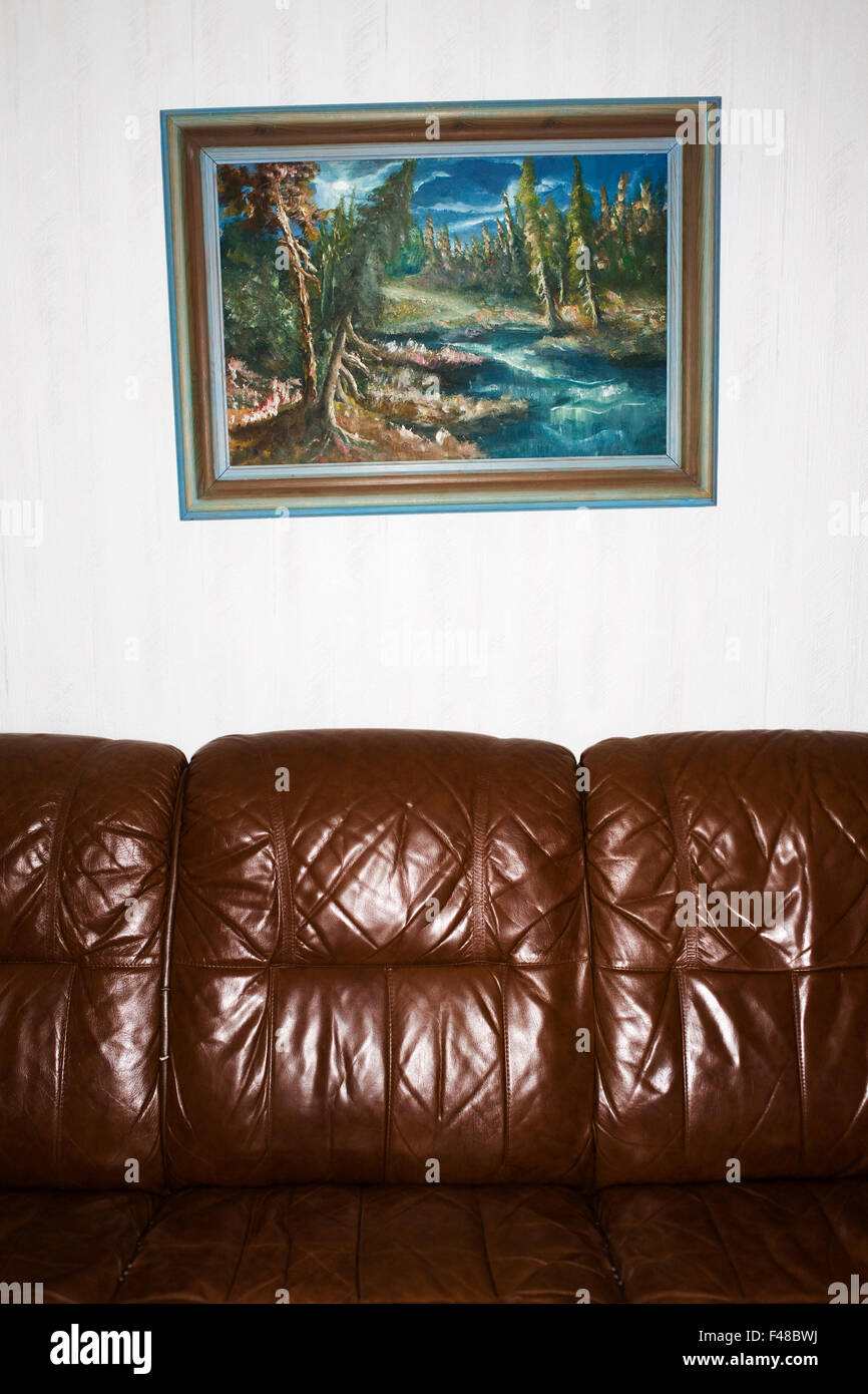 Ein Gemälde hängen über einer Couch, Schweden. Stockfoto