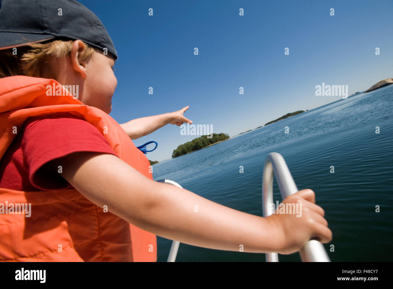 Junge in einem Motorboot zeigend, Schweden. Stockfoto