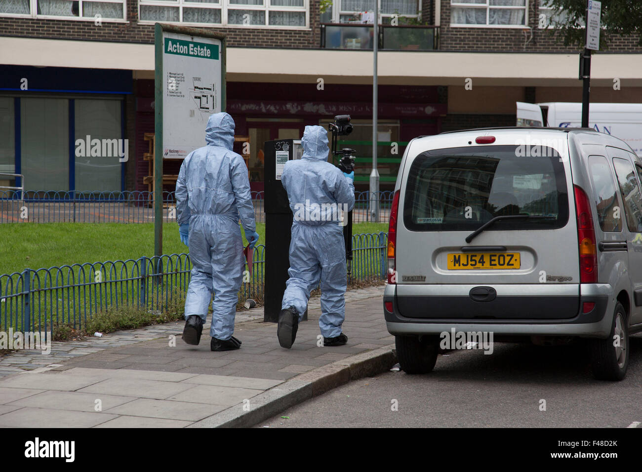 Hackney, London, UK. 15. Oktober 2015. Forensik-Team am Tatort, wo ein männlicher Polizist während eines Vorgangs Schusswaffen in Scriven Straße im Bereich Haggerston Hackney gedreht wurde. Eine Fachstelle für Feuerwaffen und Offiziere von Trident Bereich Kriminalität Befehl, der für die Bekämpfung der Bandenkriminalität zuständig ist, waren eine Operation in Scriven Straße zum Zeitpunkt der Dreharbeiten dirigieren. Bildnachweis: Michael Kemp/Alamy Live-Nachrichten Stockfoto