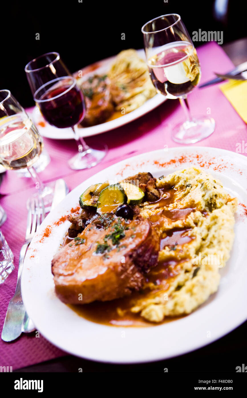 Geschirr und Gläser Wein auf einem Tisch in einem Restaurant, Paris, Frankreich. Stockfoto