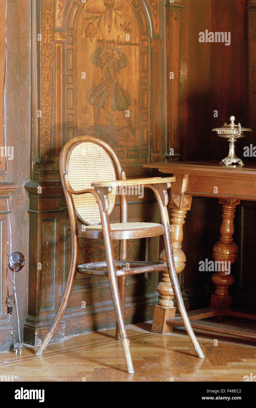 Ein Hochstuhl in einem Palast, Schweden. Stockfoto