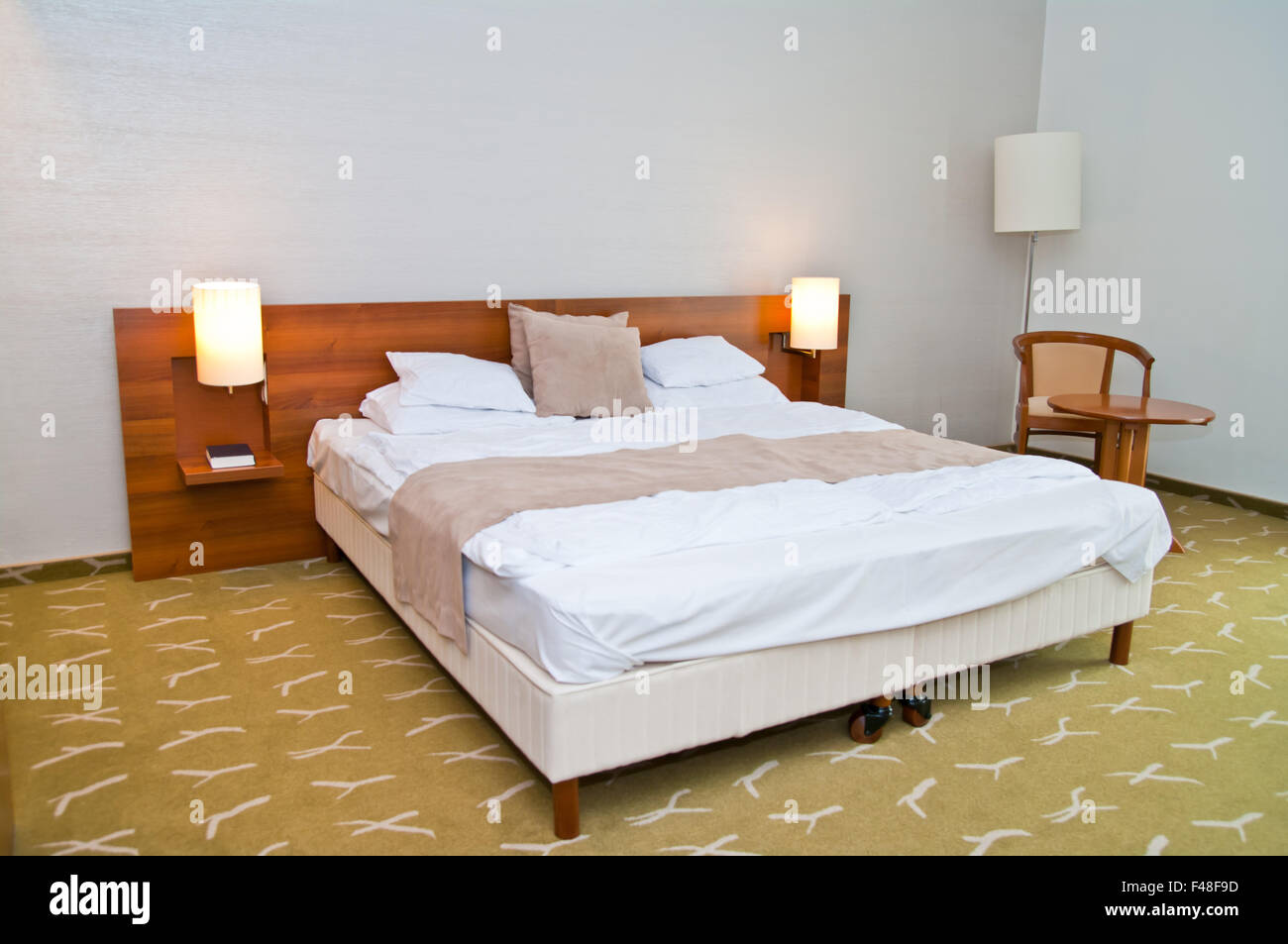 Großes Bett entspannen entspannen Schlaf, modernen Hotelzimmer. Stockfoto