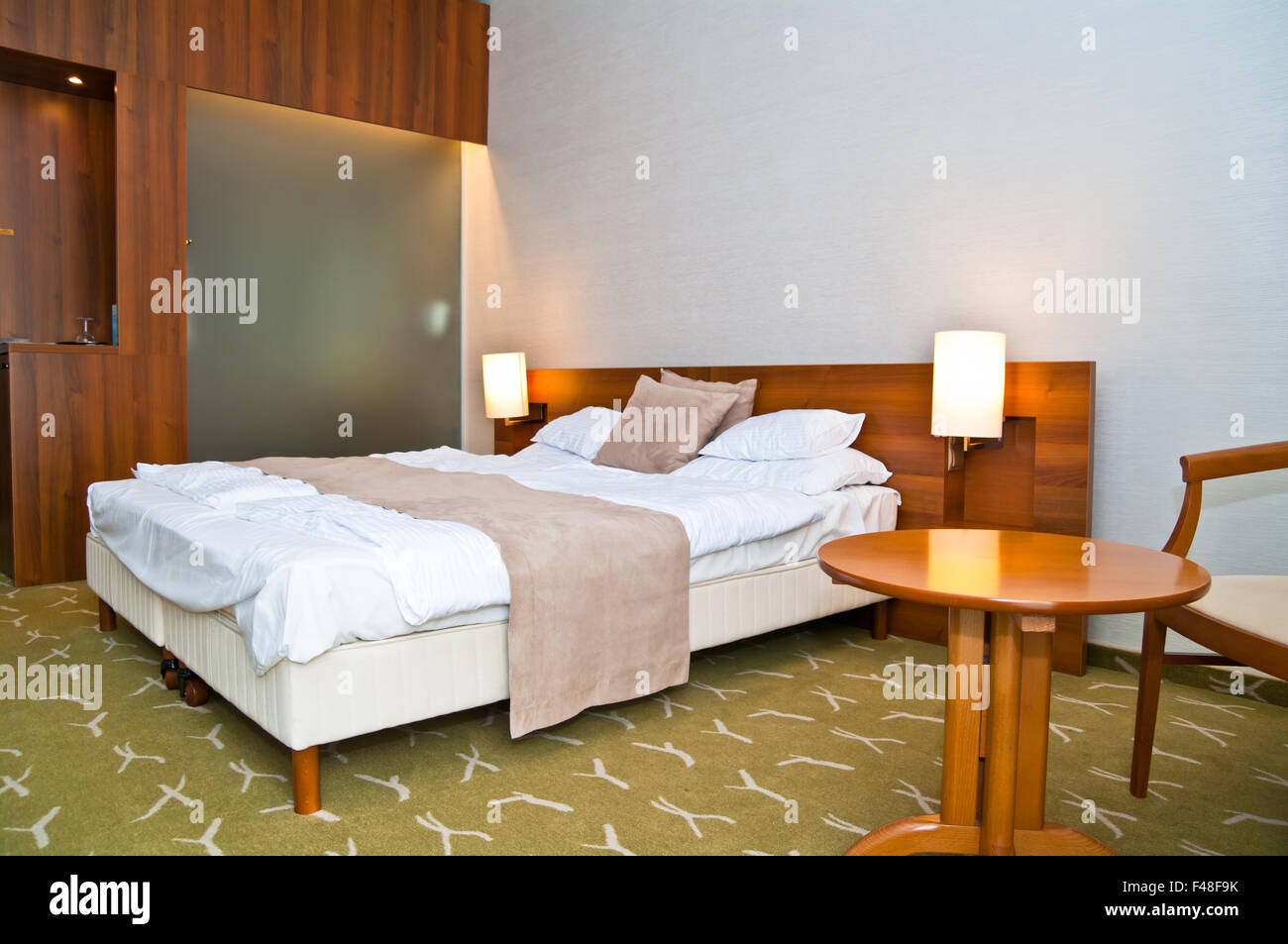 Großes Bett zum schlafen chillen entspannen; schöne Zimmer. Stockfoto
