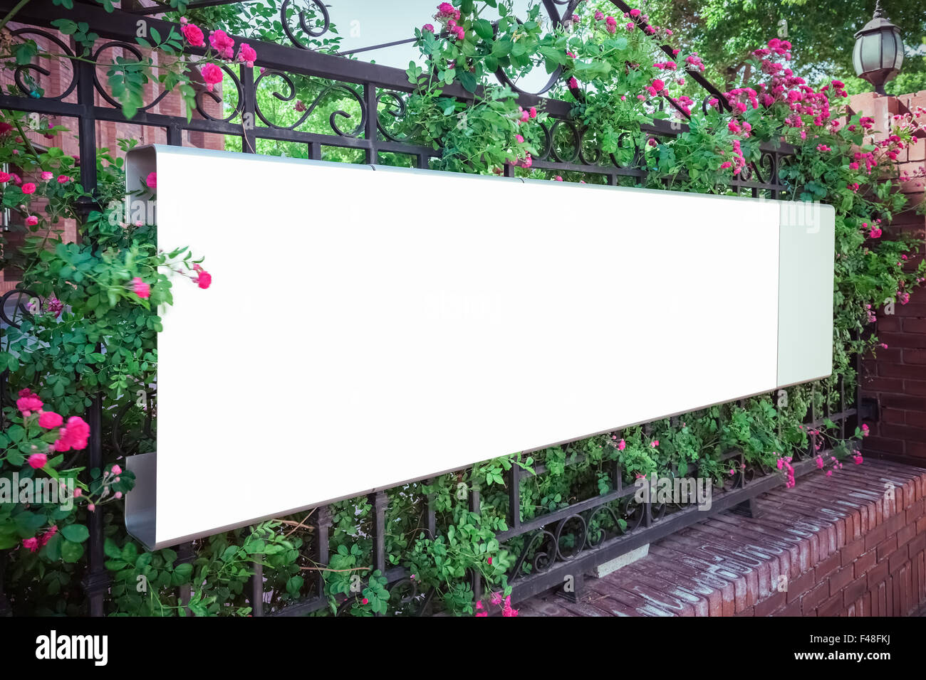 leere Billboard auf Eisenzaun Stockfoto