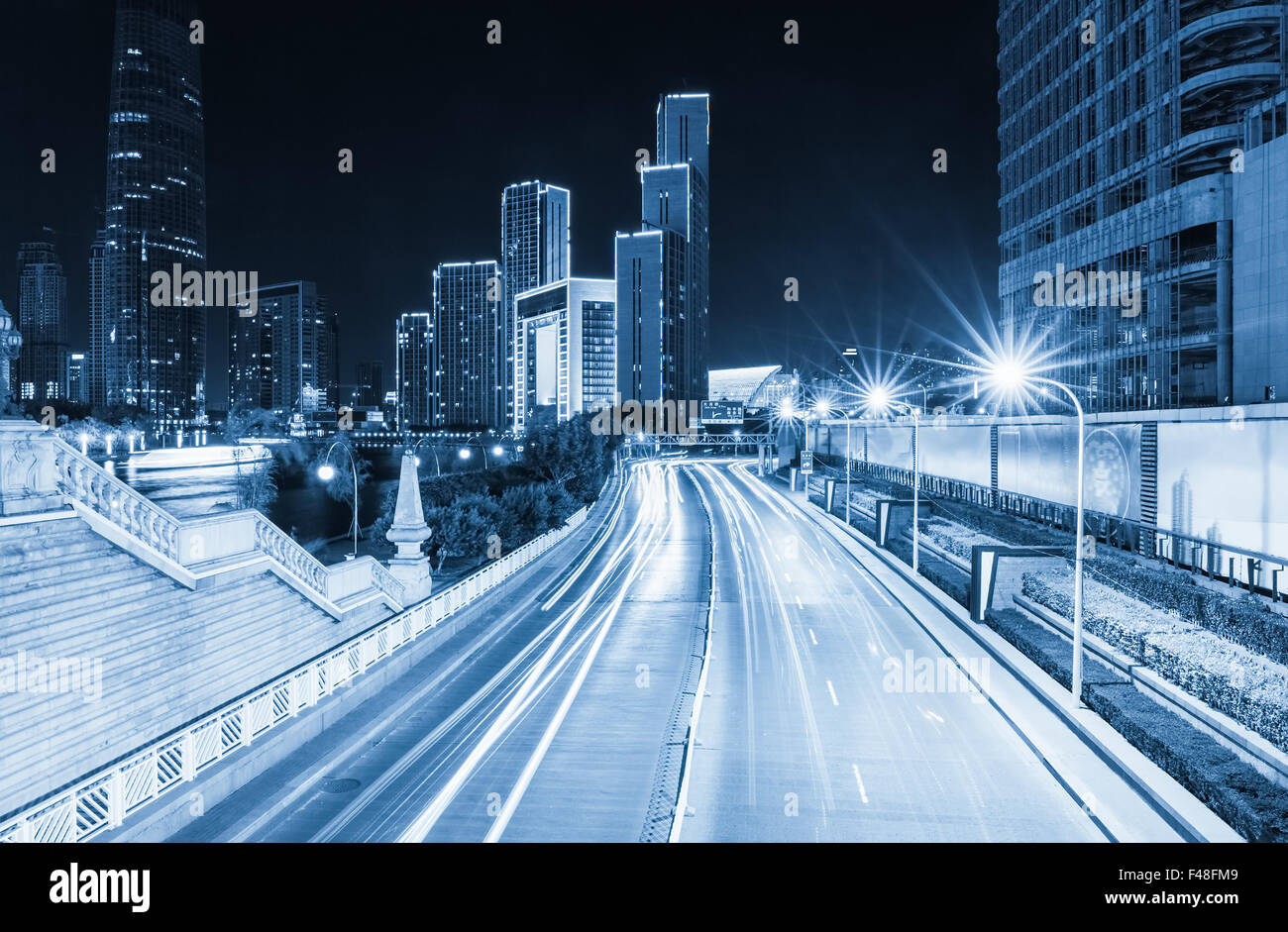 Lichtspuren auf moderne Stadt Stockfoto